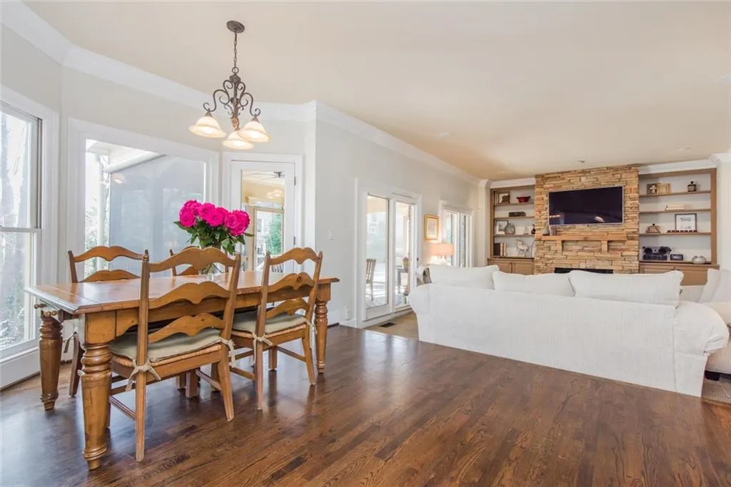 210 Grogans Lake Point, Sandy Springs, Georgia 30350, 4 Bedrooms Bedrooms, ,3 BathroomsBathrooms,Residential,Sold,210 Grogans Lake Point,6123129