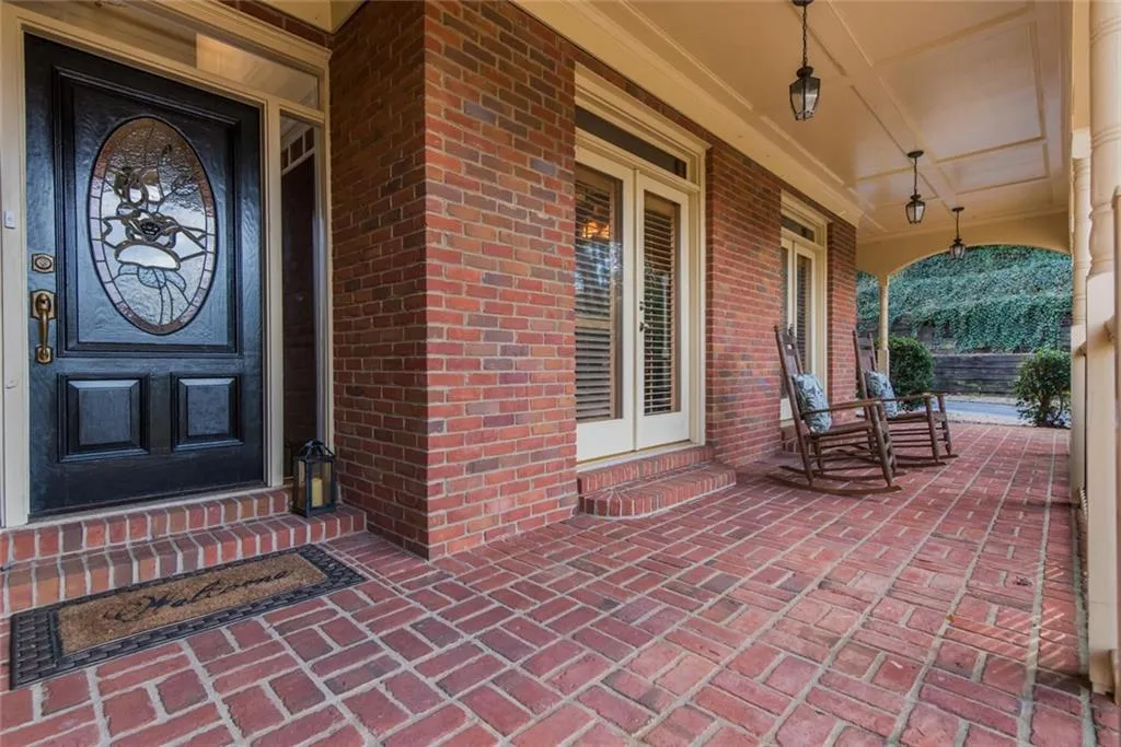 210 Grogans Lake Point, Sandy Springs, Georgia 30350, 4 Bedrooms Bedrooms, ,3 BathroomsBathrooms,Residential,Sold,210 Grogans Lake Point,6123129