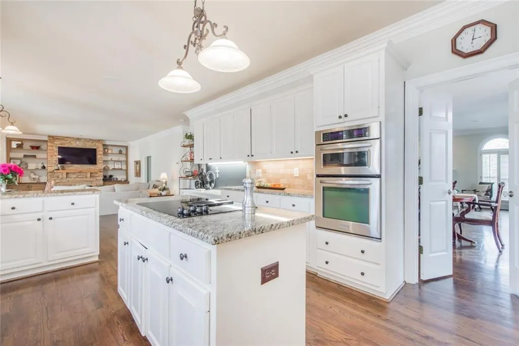 210 Grogans Lake Point, Sandy Springs, Georgia 30350, 4 Bedrooms Bedrooms, ,3 BathroomsBathrooms,Residential,Sold,210 Grogans Lake Point,6123129