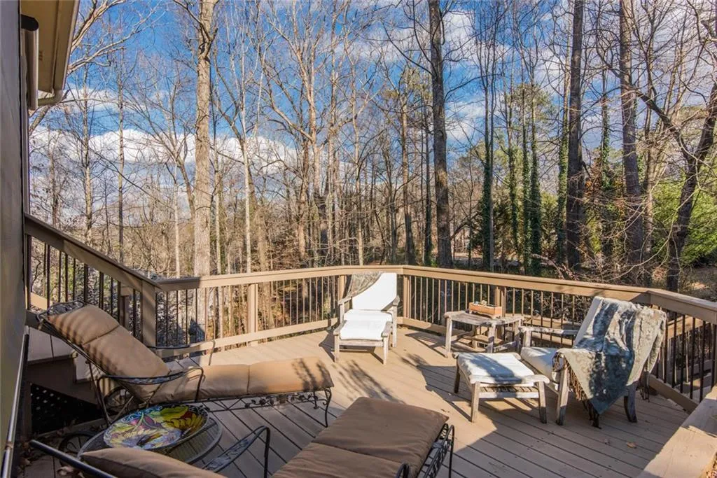 210 Grogans Lake Point, Sandy Springs, Georgia 30350, 4 Bedrooms Bedrooms, ,3 BathroomsBathrooms,Residential,Sold,210 Grogans Lake Point,6123129