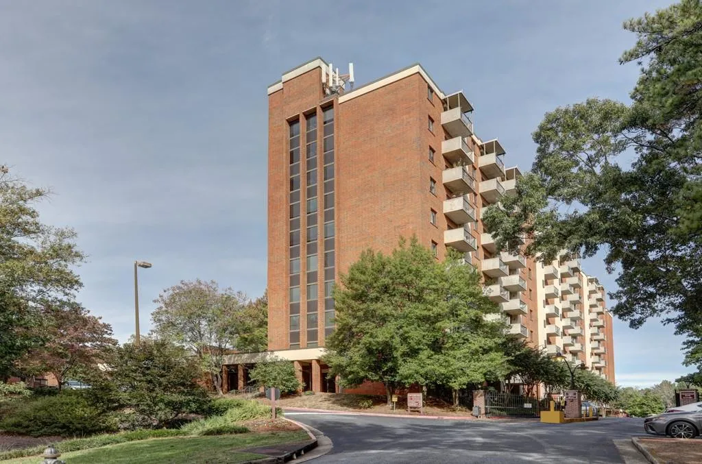 View of apartment building / complex