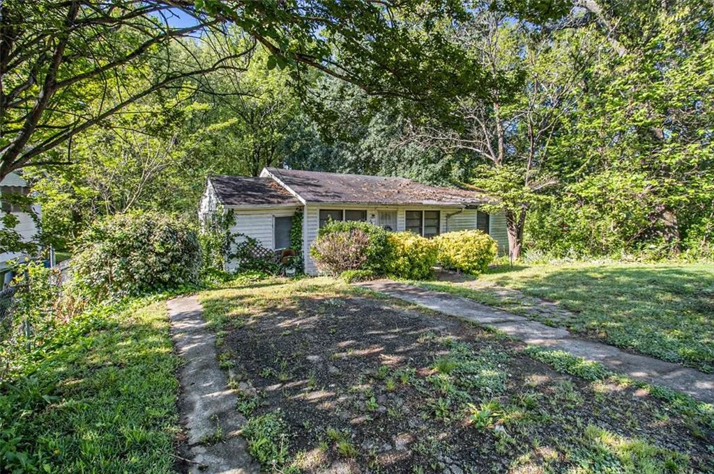 2472 Perry Boulevard Nw, Atlanta, Georgia 30318, 3 Bedrooms Bedrooms, ,1 BathroomBathrooms,Residential,For Sale,2472 Perry Boulevard Nw,7373459