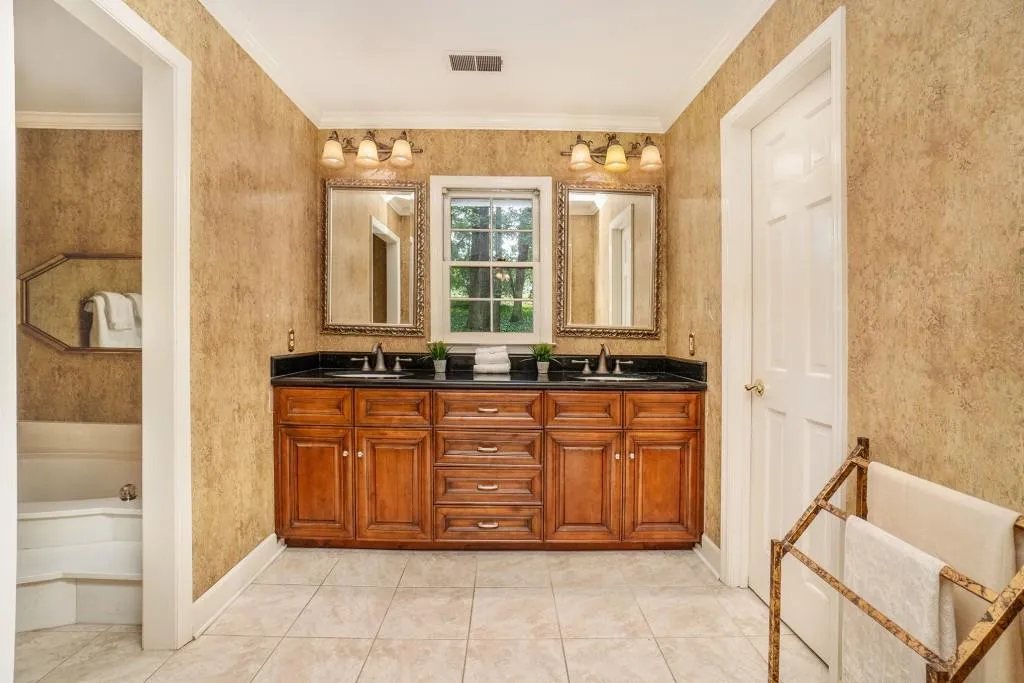 230 Huntcliff Terrace, Sandy Springs, Georgia 30350, 4 Bedrooms Bedrooms, ,4 BathroomsBathrooms,Residential,Sold,230 Huntcliff Terrace,6609458