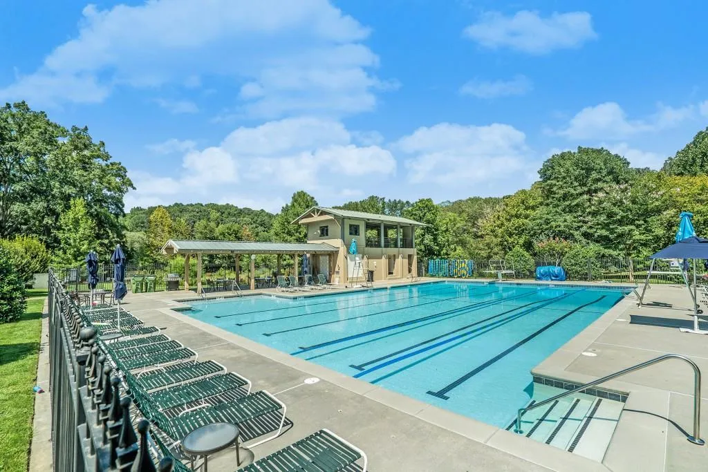 230 Huntcliff Terrace, Sandy Springs, Georgia 30350, 4 Bedrooms Bedrooms, ,4 BathroomsBathrooms,Residential,Sold,230 Huntcliff Terrace,6609458