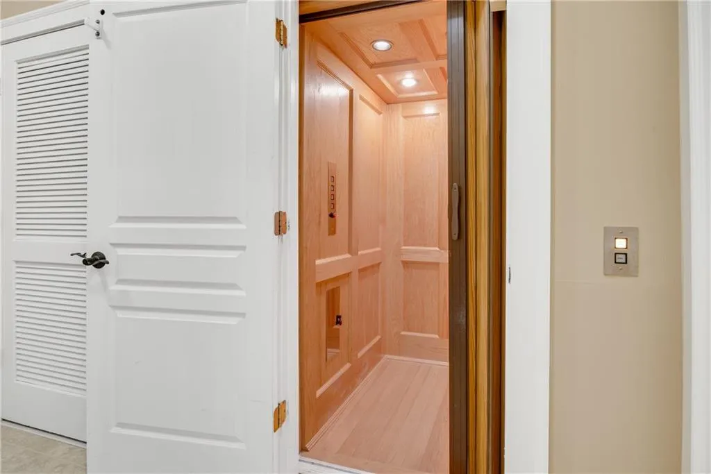 5512 Glenridge Drive Unit D, Atlanta, Georgia 30342, 3 Bedrooms Bedrooms, ,3 BathroomsBathrooms,Residential,Sold,5512 Glenridge Drive Unit D,7062262