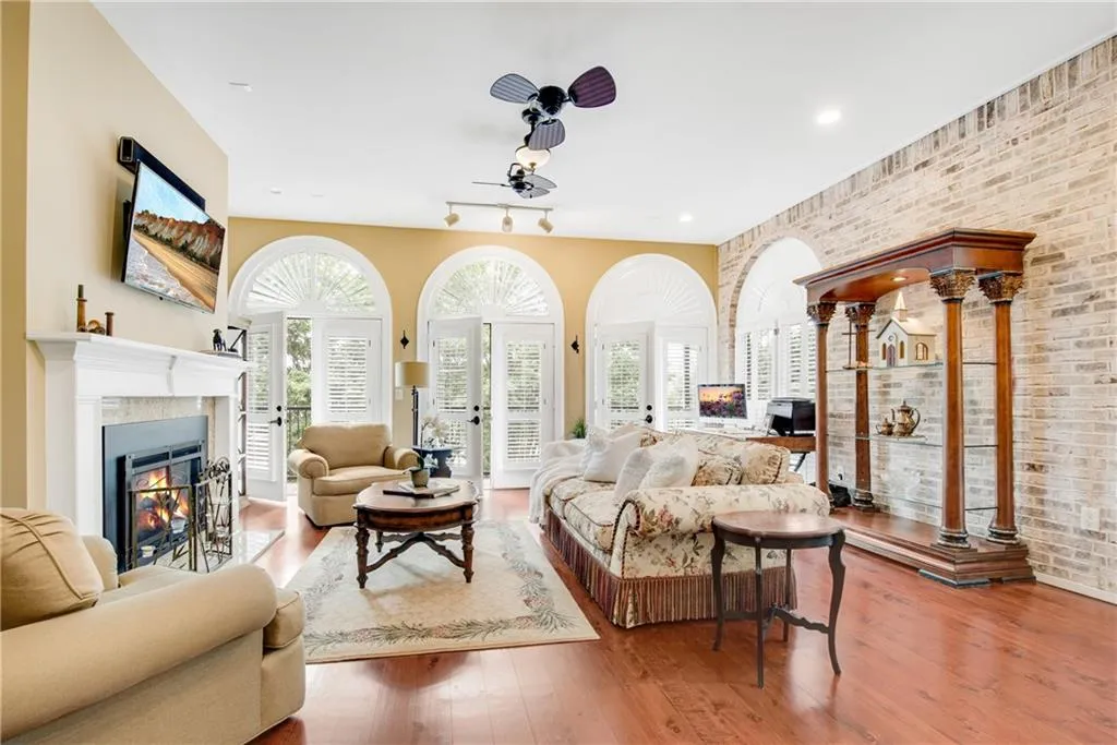 5512 Glenridge Drive Unit D, Atlanta, Georgia 30342, 3 Bedrooms Bedrooms, ,3 BathroomsBathrooms,Residential,Sold,5512 Glenridge Drive Unit D,7062262