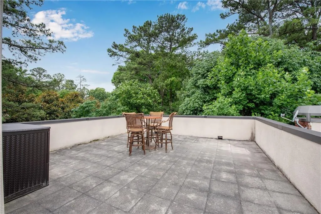 5512 Glenridge Drive Unit D, Atlanta, Georgia 30342, 3 Bedrooms Bedrooms, ,3 BathroomsBathrooms,Residential,Sold,5512 Glenridge Drive Unit D,7062262