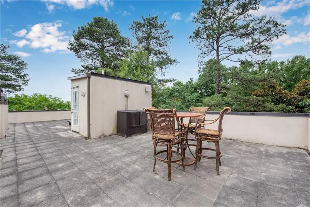 5512 Glenridge Drive Unit D, Atlanta, Georgia 30342, 3 Bedrooms Bedrooms, ,3 BathroomsBathrooms,Residential,Sold,5512 Glenridge Drive Unit D,7062262