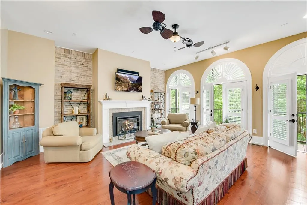 5512 Glenridge Drive Unit D, Atlanta, Georgia 30342, 3 Bedrooms Bedrooms, ,3 BathroomsBathrooms,Residential,Sold,5512 Glenridge Drive Unit D,7062262