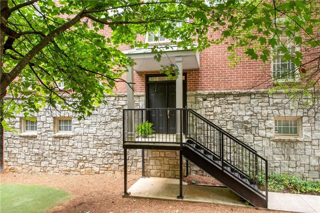 5512 Glenridge Drive Unit D, Atlanta, Georgia 30342, 3 Bedrooms Bedrooms, ,3 BathroomsBathrooms,Residential,Sold,5512 Glenridge Drive Unit D,7062262