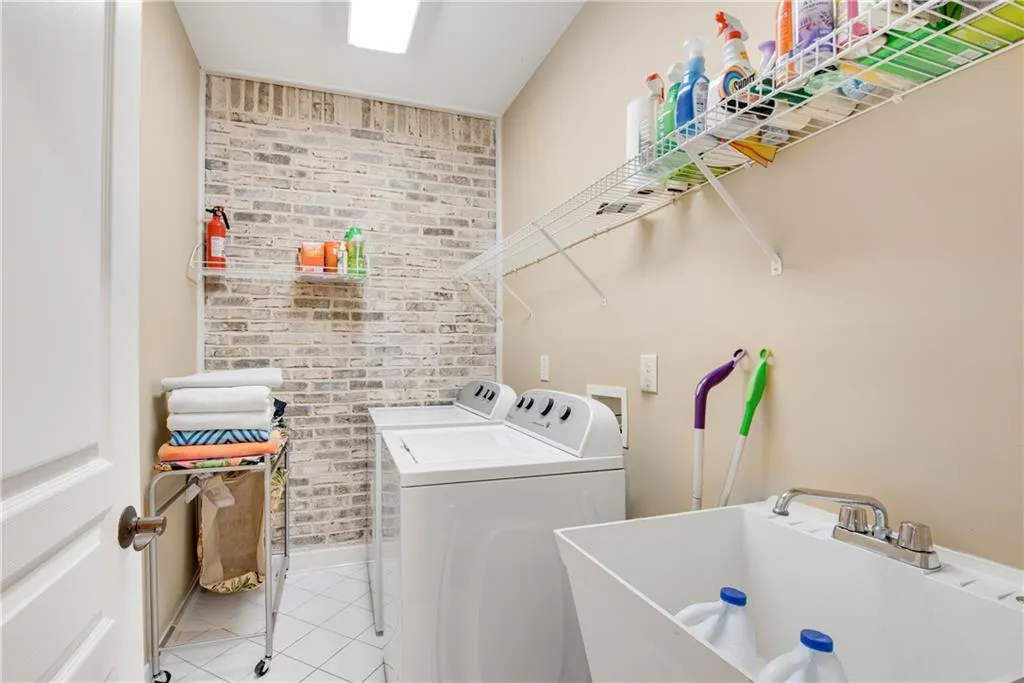 5512 Glenridge Drive Unit D, Atlanta, Georgia 30342, 3 Bedrooms Bedrooms, ,3 BathroomsBathrooms,Residential,Sold,5512 Glenridge Drive Unit D,7062262