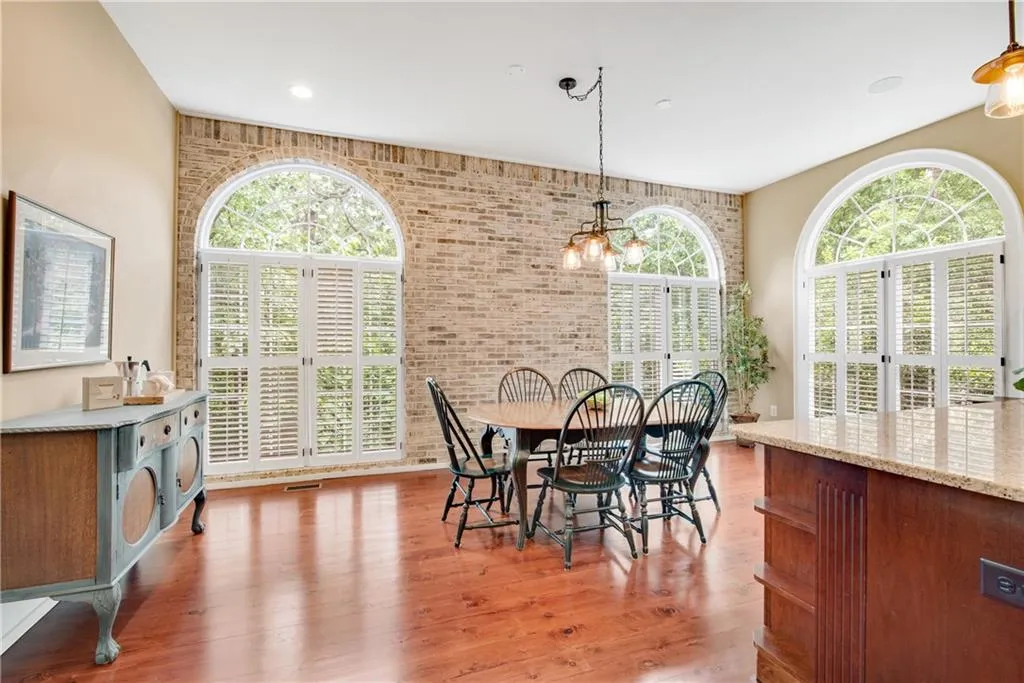 5512 Glenridge Drive Unit D, Atlanta, Georgia 30342, 3 Bedrooms Bedrooms, ,3 BathroomsBathrooms,Residential,Sold,5512 Glenridge Drive Unit D,7062262