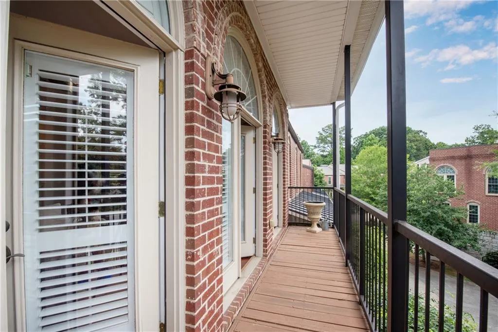 5512 Glenridge Drive Unit D, Atlanta, Georgia 30342, 3 Bedrooms Bedrooms, ,3 BathroomsBathrooms,Residential,Sold,5512 Glenridge Drive Unit D,7062262
