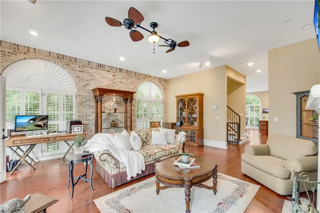 5512 Glenridge Drive Unit D, Atlanta, Georgia 30342, 3 Bedrooms Bedrooms, ,3 BathroomsBathrooms,Residential,Sold,5512 Glenridge Drive Unit D,7062262