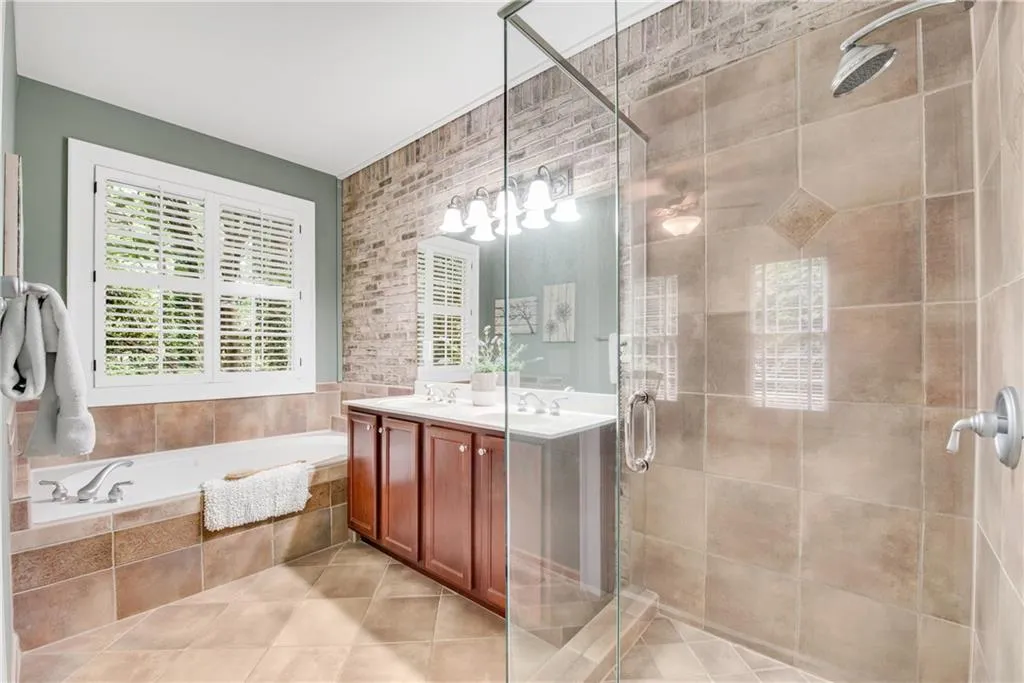 5512 Glenridge Drive Unit D, Atlanta, Georgia 30342, 3 Bedrooms Bedrooms, ,3 BathroomsBathrooms,Residential,Sold,5512 Glenridge Drive Unit D,7062262