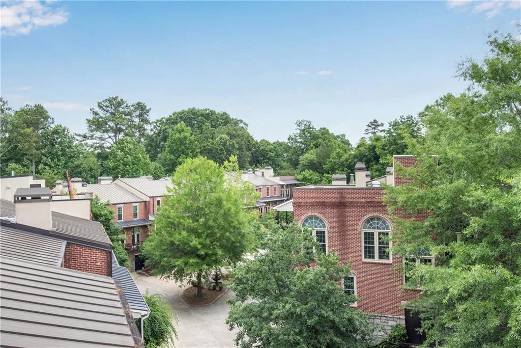 5512 Glenridge Drive Unit D, Atlanta, Georgia 30342, 3 Bedrooms Bedrooms, ,3 BathroomsBathrooms,Residential,Sold,5512 Glenridge Drive Unit D,7062262