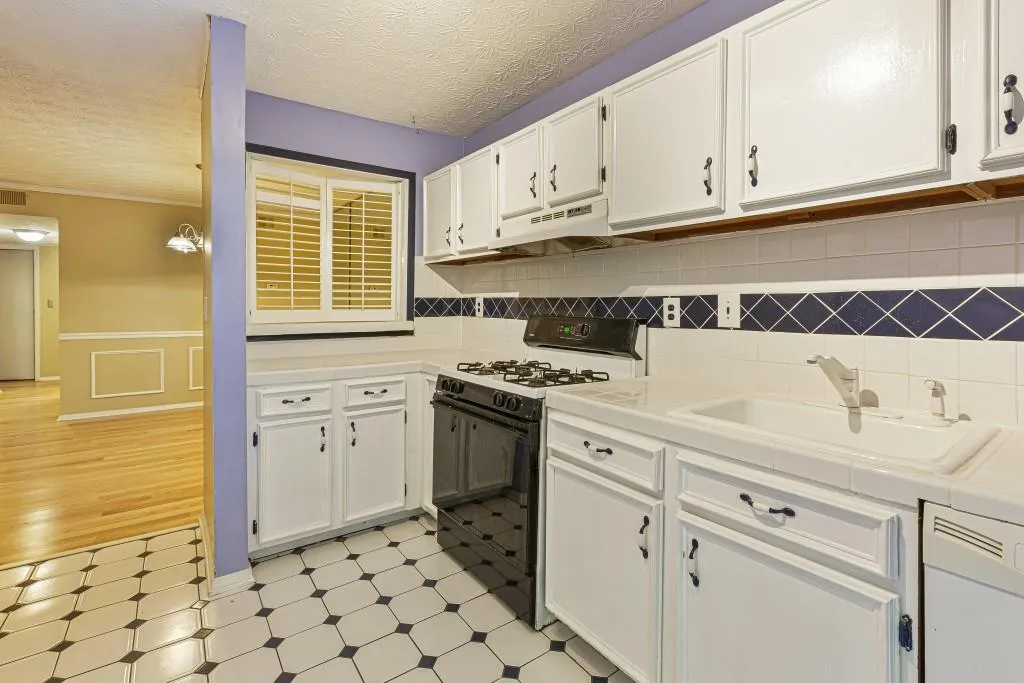 205 Woodcliff Drive, Sandy Springs, Georgia 30350, 2 Bedrooms Bedrooms, ,2 BathroomsBathrooms,Residential,Sold,205 Woodcliff Drive,6777361