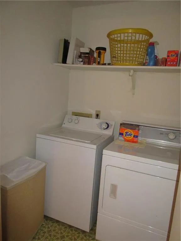 221 The South Chace, Sandy Springs, Georgia 30328, 3 Bedrooms Bedrooms, ,2 BathroomsBathrooms,Residential,Sold,221 The South Chace,5875021