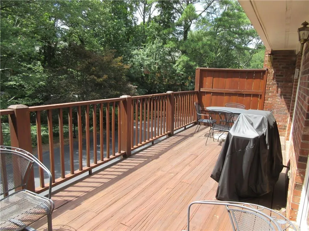 221 The South Chace, Sandy Springs, Georgia 30328, 3 Bedrooms Bedrooms, ,2 BathroomsBathrooms,Residential,Sold,221 The South Chace,5875021