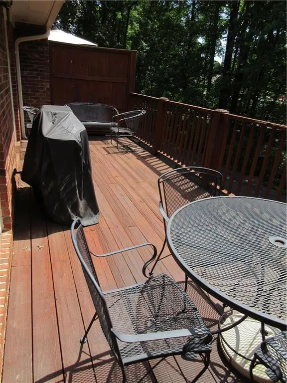 221 The South Chace, Sandy Springs, Georgia 30328, 3 Bedrooms Bedrooms, ,2 BathroomsBathrooms,Residential,Sold,221 The South Chace,5875021