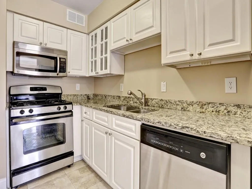 6980 Roswell Road Unit B10, Atlanta, Georgia 30328, 2 Bedrooms Bedrooms, ,1 BathroomBathrooms,Residential,Sold,6980 Roswell Road Unit B10,5748375