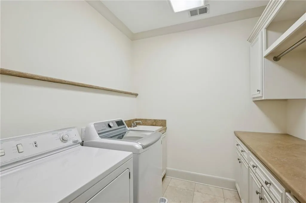 Laundry room on the 2nd level.