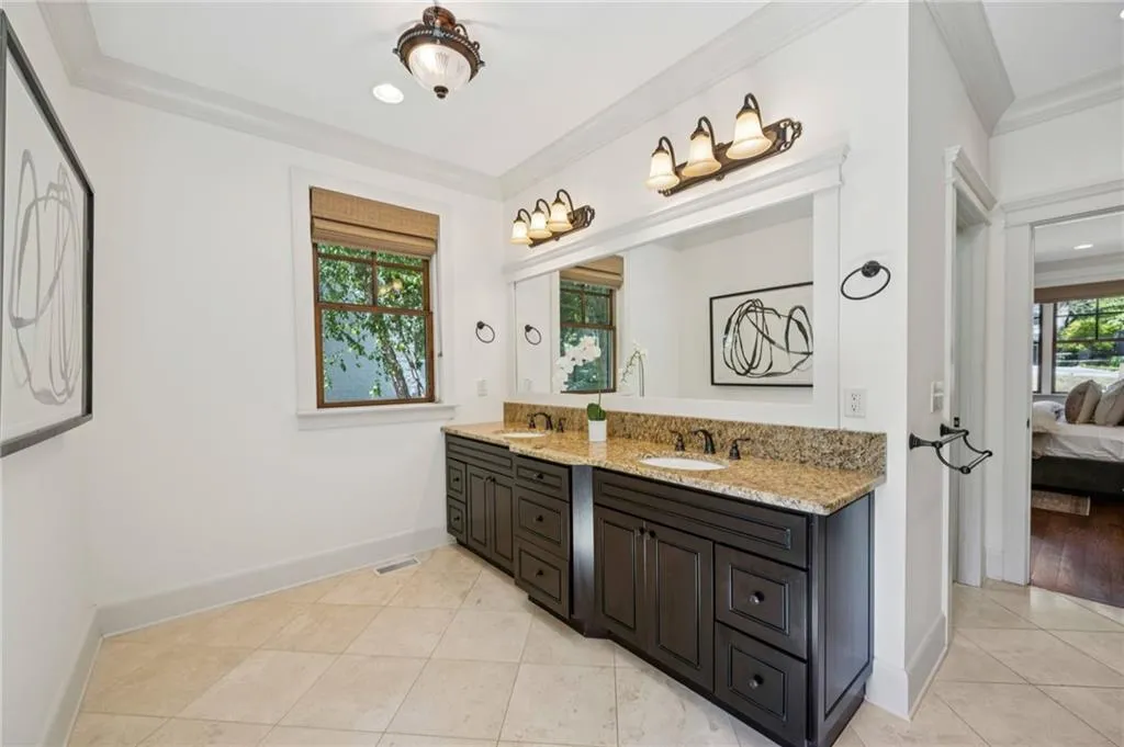 Primary bath in neutral tones