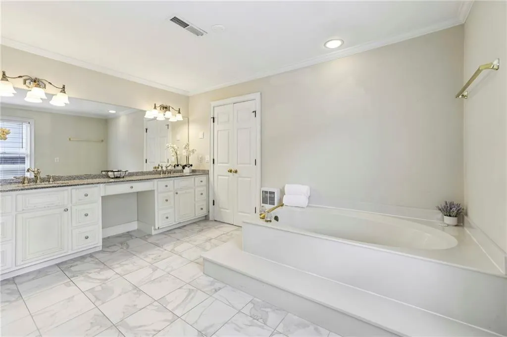 7155 Roswell Road Ne Unit 58, Sandy Springs, Georgia 30328, 2 Bedrooms Bedrooms, ,2 BathroomsBathrooms,Residential,For Sale,7155 Roswell Road Ne Unit 58,7655903