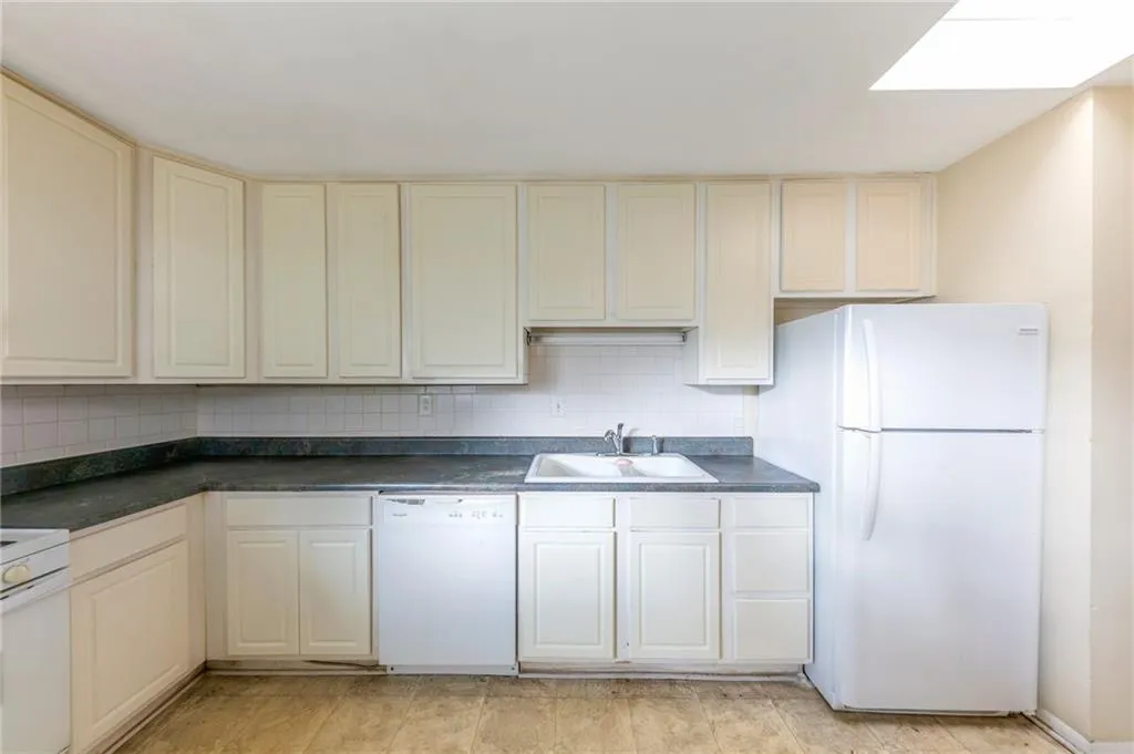 346 Carpenter Drive Unit 70, Atlanta, Georgia 30328, 2 Bedrooms Bedrooms, ,2 BathroomsBathrooms,Residential,For Sale,346 Carpenter Drive Unit 70,7583212