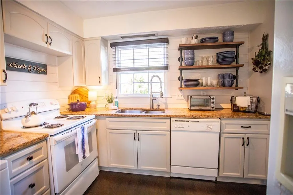 6700 Roswell Road Unit 17a, Sandy Springs, Georgia 30328, 2 Bedrooms Bedrooms, ,1 BathroomBathrooms,Residential,Sold,6700 Roswell Road Unit 17a,6838024