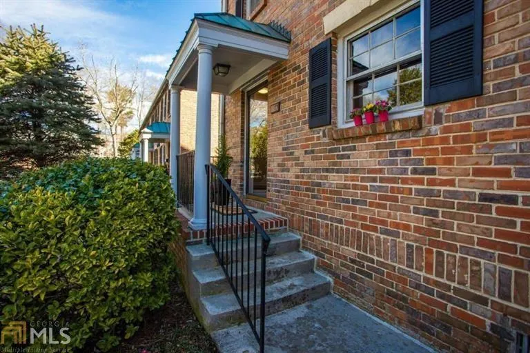 6700 Roswell Road Unit 17a, Sandy Springs, Georgia 30328, 2 Bedrooms Bedrooms, ,1 BathroomBathrooms,Residential,Sold,6700 Roswell Road Unit 17a,6838024