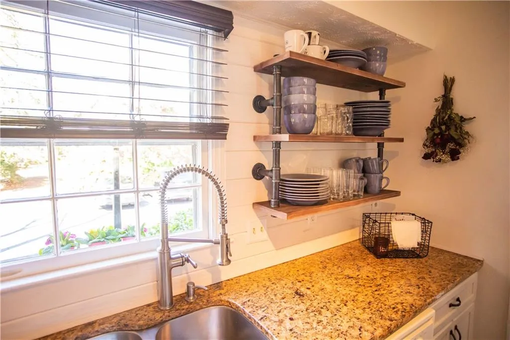 6700 Roswell Road Unit 17a, Sandy Springs, Georgia 30328, 2 Bedrooms Bedrooms, ,1 BathroomBathrooms,Residential,Sold,6700 Roswell Road Unit 17a,6838024