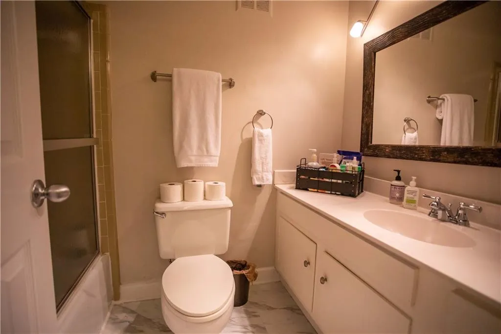 6700 Roswell Road Unit 17a, Sandy Springs, Georgia 30328, 2 Bedrooms Bedrooms, ,1 BathroomBathrooms,Residential,Sold,6700 Roswell Road Unit 17a,6838024
