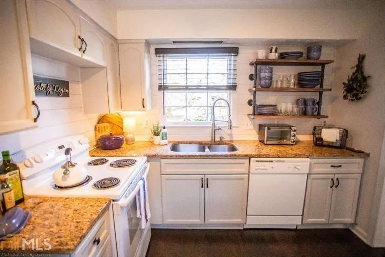 6700 Roswell Road Unit 17a, Sandy Springs, Georgia 30328, 2 Bedrooms Bedrooms, ,1 BathroomBathrooms,Residential,Sold,6700 Roswell Road Unit 17a,6838024