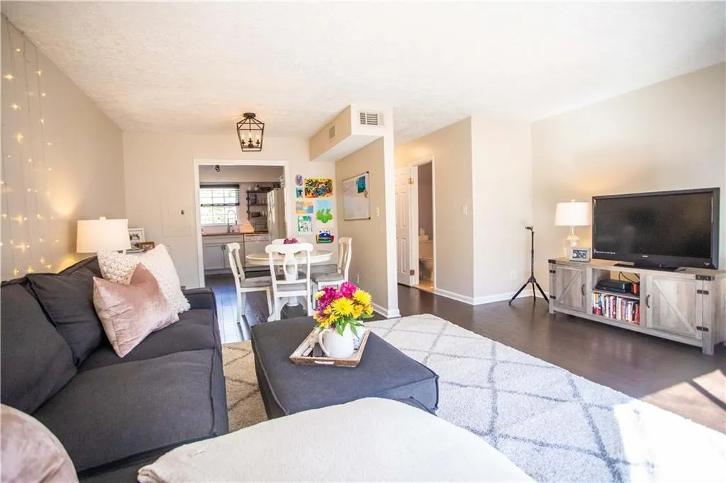 6700 Roswell Road Unit 17a, Sandy Springs, Georgia 30328, 2 Bedrooms Bedrooms, ,1 BathroomBathrooms,Residential,Sold,6700 Roswell Road Unit 17a,6838024