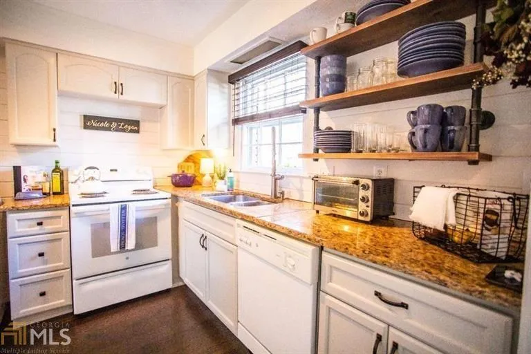 6700 Roswell Road Unit 17a, Sandy Springs, Georgia 30328, 2 Bedrooms Bedrooms, ,1 BathroomBathrooms,Residential,Sold,6700 Roswell Road Unit 17a,6838024