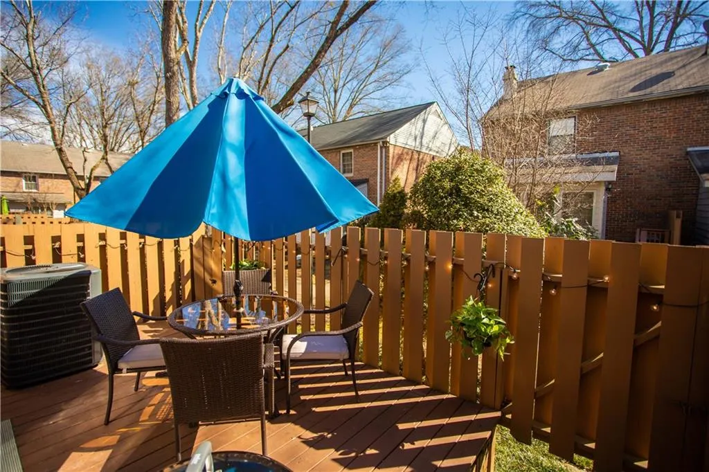 6700 Roswell Road Unit 17a, Sandy Springs, Georgia 30328, 2 Bedrooms Bedrooms, ,1 BathroomBathrooms,Residential,Sold,6700 Roswell Road Unit 17a,6838024