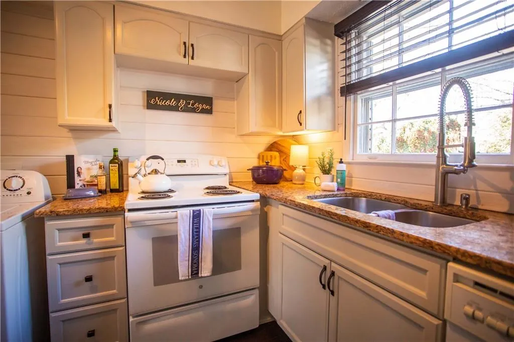 6700 Roswell Road Unit 17a, Sandy Springs, Georgia 30328, 2 Bedrooms Bedrooms, ,1 BathroomBathrooms,Residential,Sold,6700 Roswell Road Unit 17a,6838024