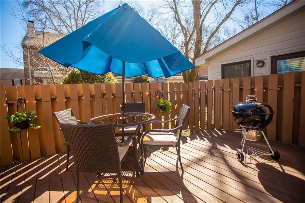 6700 Roswell Road Unit 17a, Sandy Springs, Georgia 30328, 2 Bedrooms Bedrooms, ,1 BathroomBathrooms,Residential,Sold,6700 Roswell Road Unit 17a,6838024