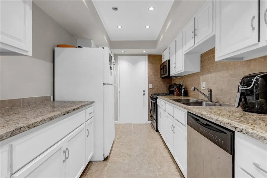 6851 Roswell Road Unit O-28, Sandy Springs, Georgia 30328, 2 Bedrooms Bedrooms, ,2 BathroomsBathrooms,Residential,Sold,6851 Roswell Road Unit O-28,7083774