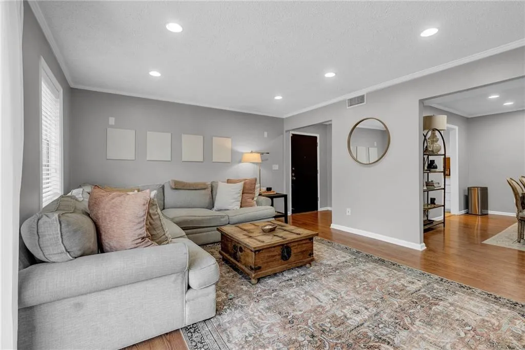 6851 Roswell Road Unit O-28, Sandy Springs, Georgia 30328, 2 Bedrooms Bedrooms, ,2 BathroomsBathrooms,Residential,Sold,6851 Roswell Road Unit O-28,7083774