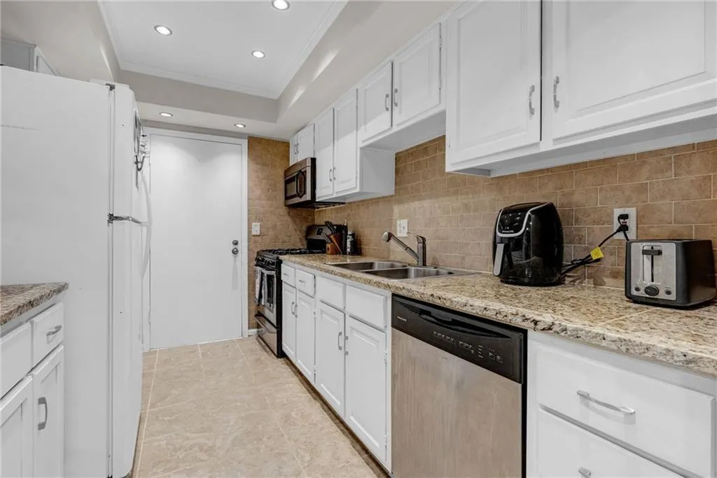 6851 Roswell Road Unit O-28, Sandy Springs, Georgia 30328, 2 Bedrooms Bedrooms, ,2 BathroomsBathrooms,Residential,Sold,6851 Roswell Road Unit O-28,7083774