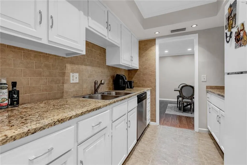 6851 Roswell Road Unit O-28, Sandy Springs, Georgia 30328, 2 Bedrooms Bedrooms, ,2 BathroomsBathrooms,Residential,Sold,6851 Roswell Road Unit O-28,7083774