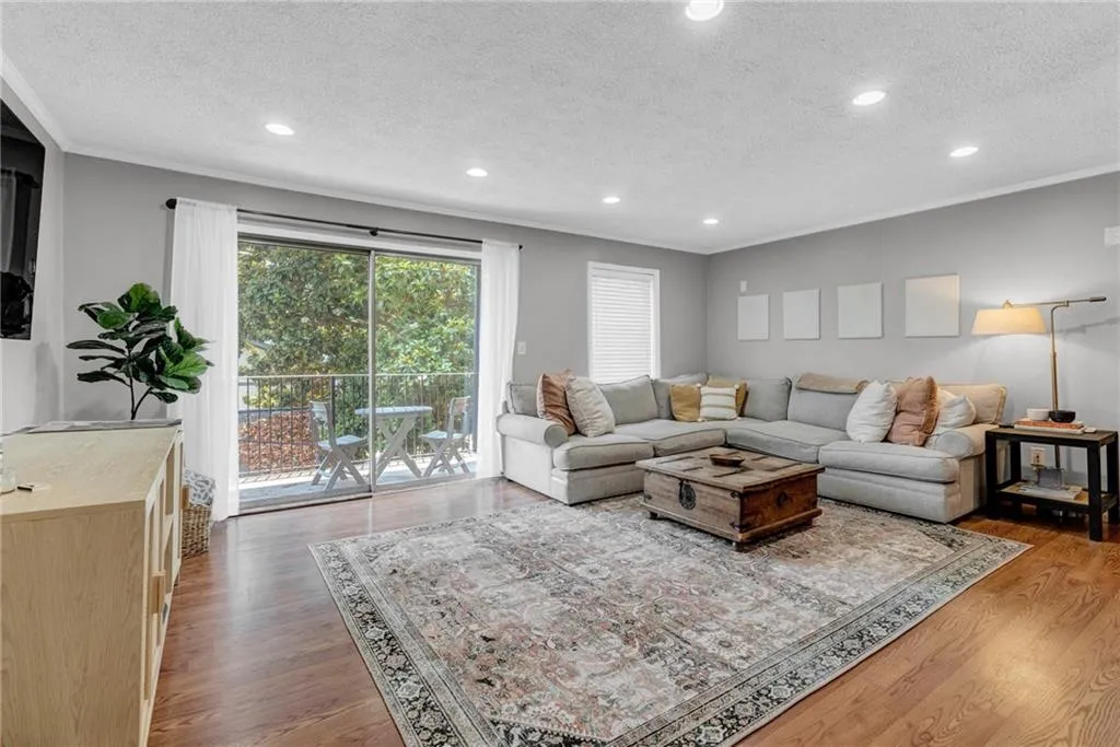 6851 Roswell Road Unit O-28, Sandy Springs, Georgia 30328, 2 Bedrooms Bedrooms, ,2 BathroomsBathrooms,Residential,Sold,6851 Roswell Road Unit O-28,7083774
