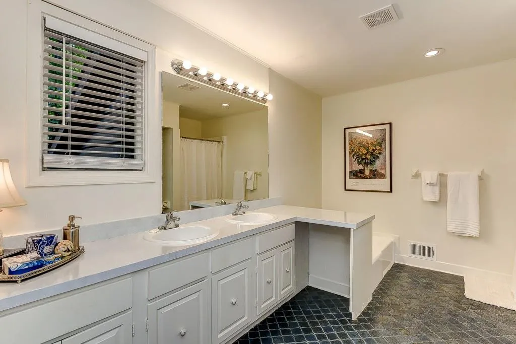 165 River Court Parkway, Atlanta, Georgia 30328, 3 Bedrooms Bedrooms, ,3 BathroomsBathrooms,Residential,Sold,165 River Court Parkway,6046311