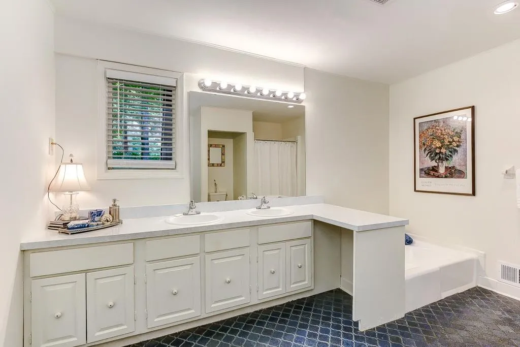 165 River Court Parkway, Atlanta, Georgia 30328, 3 Bedrooms Bedrooms, ,3 BathroomsBathrooms,Residential,Sold,165 River Court Parkway,6046311