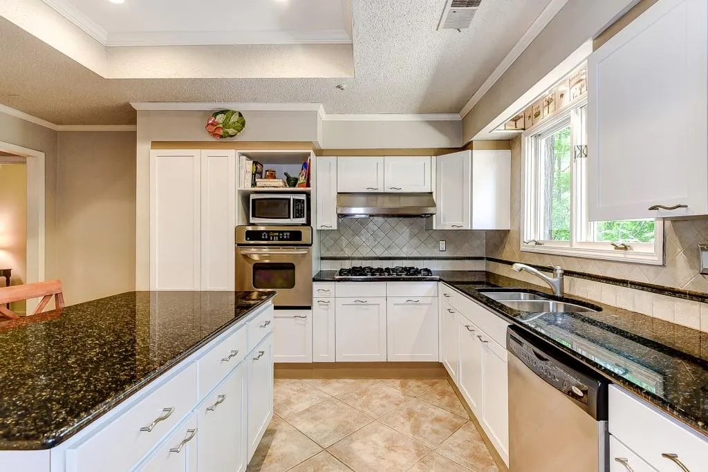 165 River Court Parkway, Atlanta, Georgia 30328, 3 Bedrooms Bedrooms, ,3 BathroomsBathrooms,Residential,Sold,165 River Court Parkway,6046311