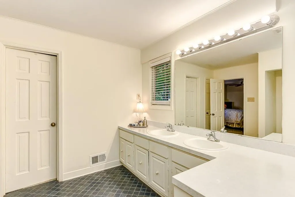 165 River Court Parkway, Atlanta, Georgia 30328, 3 Bedrooms Bedrooms, ,3 BathroomsBathrooms,Residential,Sold,165 River Court Parkway,6046311