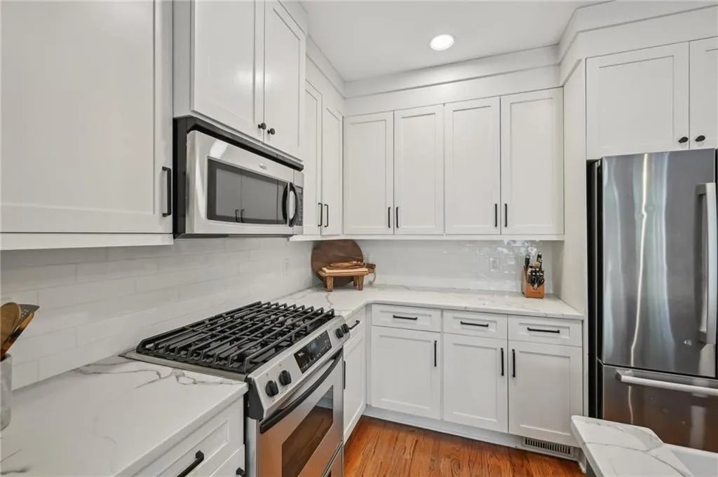 62 High Top Point, Sandy Springs, Georgia 30328, 3 Bedrooms Bedrooms, ,3 BathroomsBathrooms,Residential,For Sale,62 High Top Point,7568555