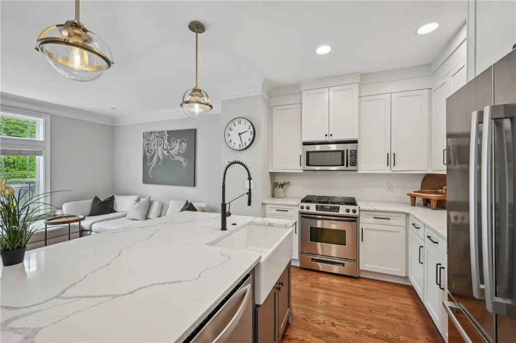 62 High Top Point, Sandy Springs, Georgia 30328, 3 Bedrooms Bedrooms, ,3 BathroomsBathrooms,Residential,For Sale,62 High Top Point,7568555